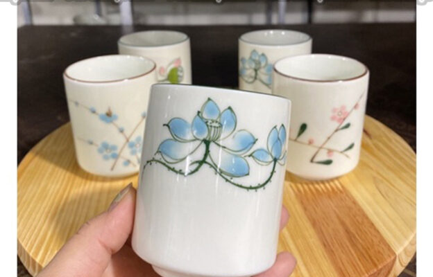 Cốc gốm vẽ hoa sen hồng tinh tế