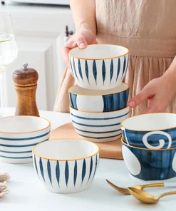 Bát dễ thương thườnglà loại gốm sứ cao cấp, an toàn, nổi bật với thiết kế nhỏ xinh, họa tiết hoạt hình (như gấu, mèo, thỏ) hoặc màu pastel dịu nhẹ, . Sản phẩm được ưa chuộng phong cách dày dặn, đáng yêu, thường dùng cho bữa ăn gia đình, trang trí, và có khả năng chịu nhiệt trong lò vi sóng, máy rửa bát