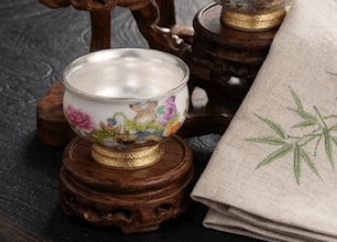 Chén gốm vẽ tay